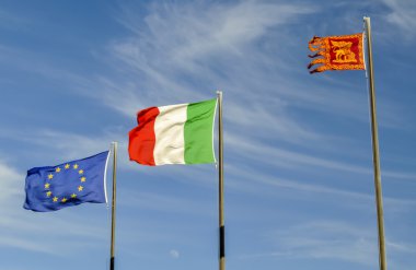 Rüzgardaki bayraklar