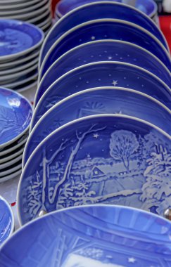 yaşlı plakaları dekore edilmiştir.