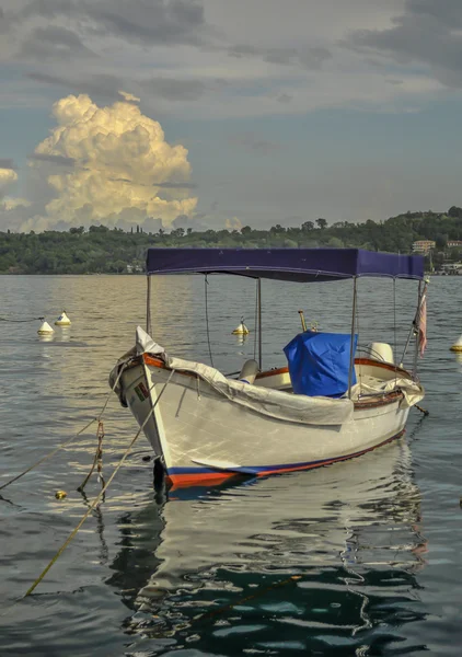 Barco no lago — Fotografia de Stock