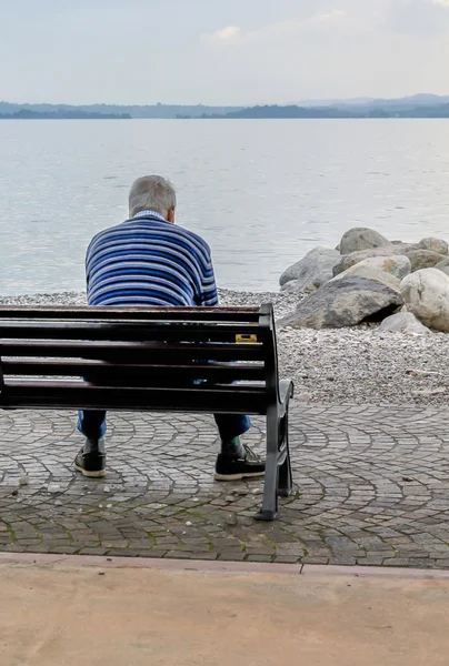 Bank op meer — Stockfoto