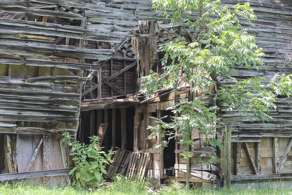 Gamla ladugården övergav — Stockfoto