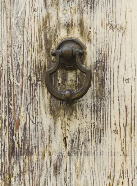 Manopola sulla vecchia porta in legno — Foto Stock