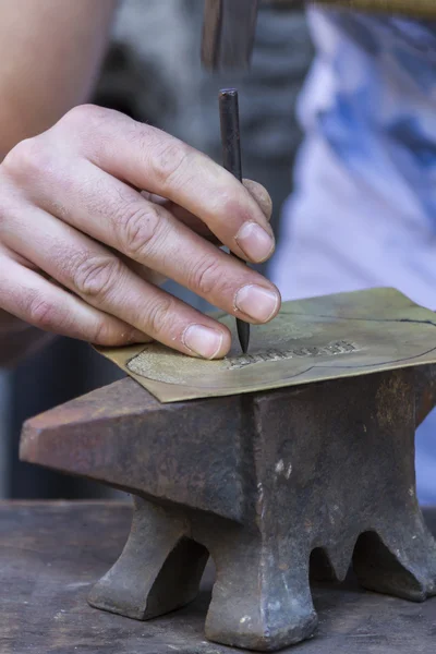 Hamer en aambeeld goed uitgelijnd — Stockfoto