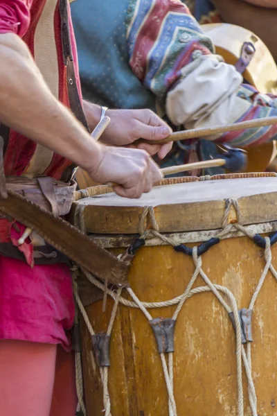 Middeleeuwse muzikanten met trommels en tamboerijnen — Stockfoto