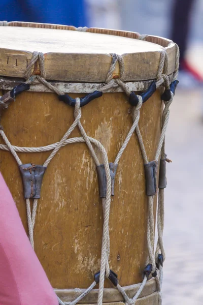 Middeleeuwse muzikanten met trommels en tamboerijnen — Stockfoto