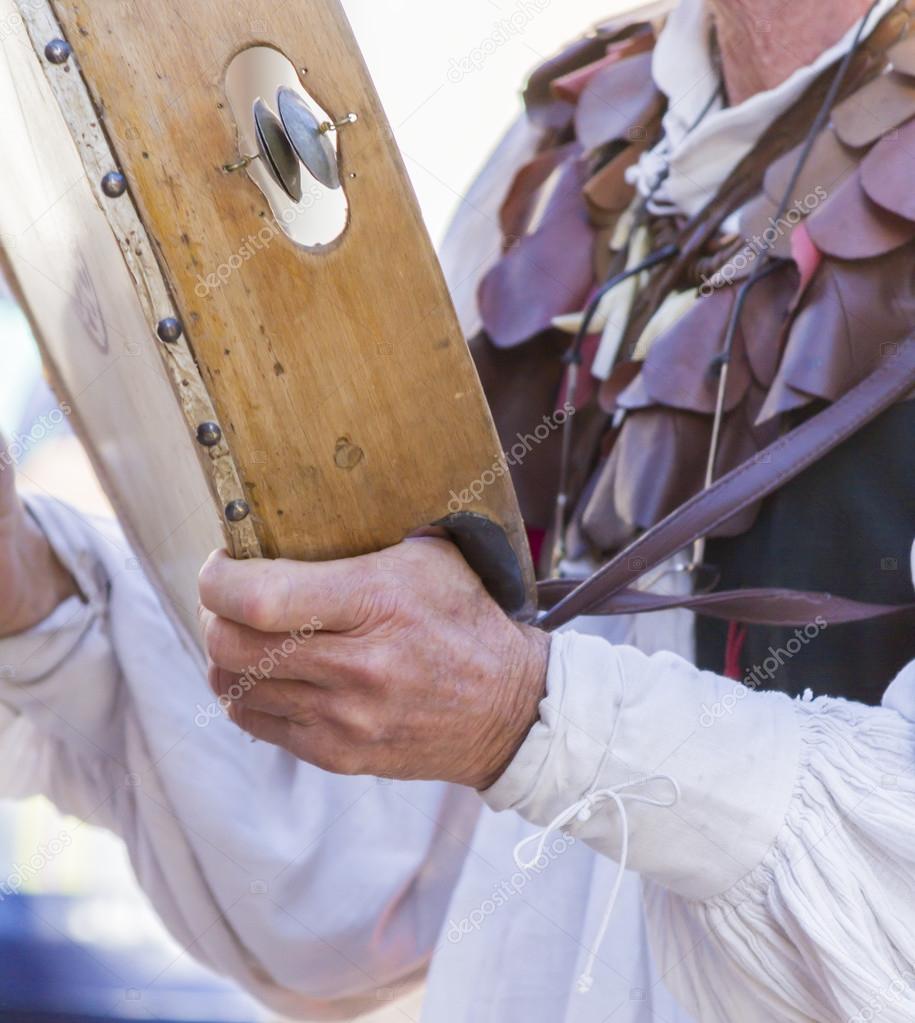 Medieval musicians with drums and tambourines — Stock Photo