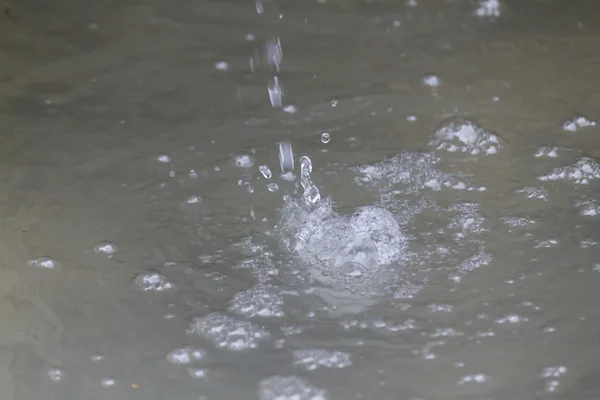 Vieille fontaine jaillissant de l'eau — Photo