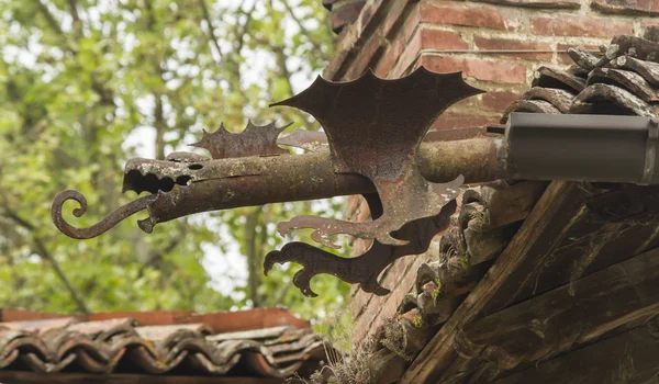 Stary i zabawy rynny na dachu — Zdjęcie stockowe