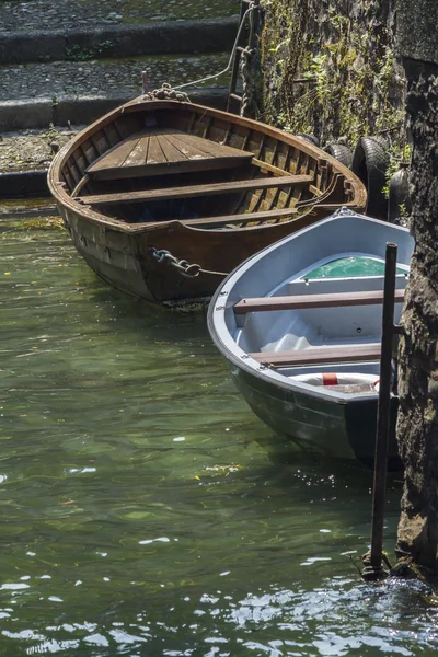 Gölde tekne — Stok fotoğraf