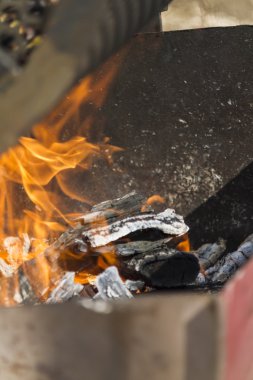 kavrulmuş kestane yanıyor