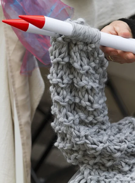 Eine strickende Arbeiterin — Stockfoto