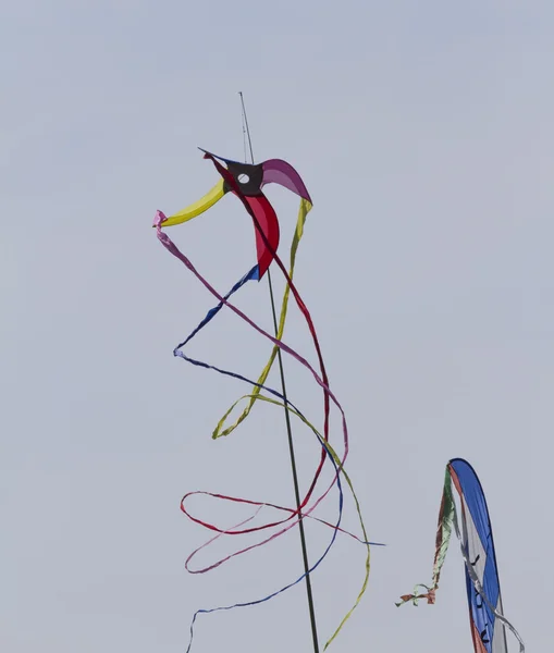 Bunte Drachen fliegen im Gänsemarsch in den Himmel — Stockfoto