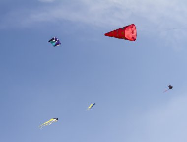 gökyüzü uçurtmalar dolu