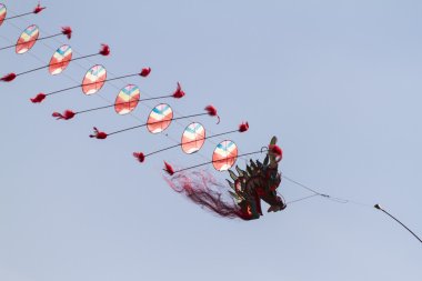 Renkli uçurtma uçan gökyüzünde tek dosyada