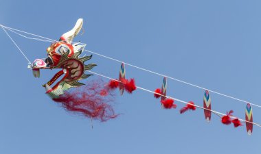 Renkli uçurtma uçan gökyüzünde tek dosyada