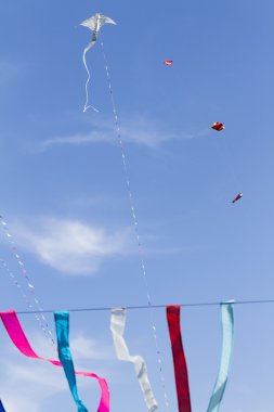 gökyüzü uçurtmalar dolu