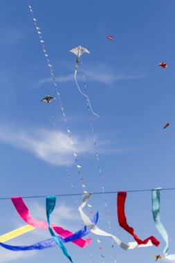 gökyüzü uçurtmalar dolu