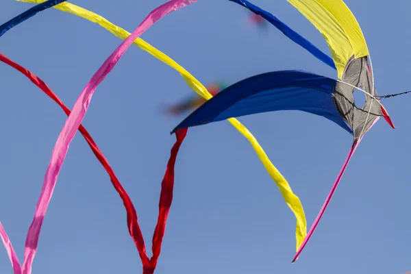 Cometas de colores volando en una sola fila en el cielo — Foto de Stock