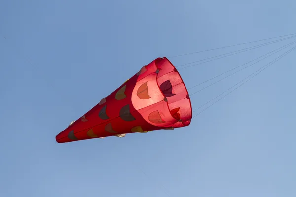 色彩缤纷的风筝飞在天空中的单个文件 — 图库照片