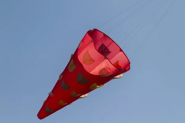 Bunte Drachen fliegen im Gänsemarsch in den Himmel — Stockfoto