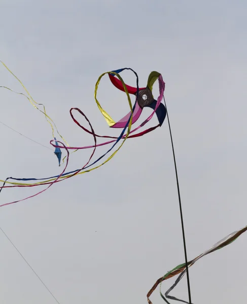 Разноцветные воздушные змеи, летящие в одном файле в небе — стоковое фото
