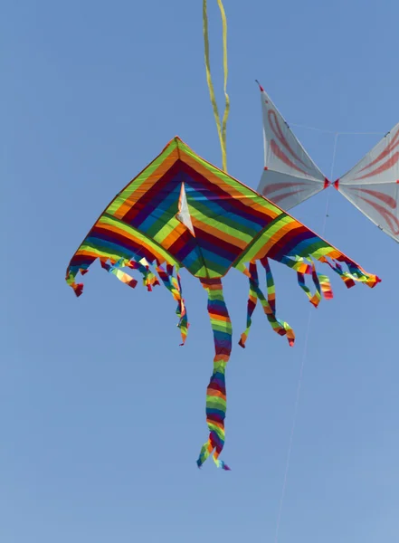 Bunte Drachen fliegen im Gänsemarsch in den Himmel — Stockfoto