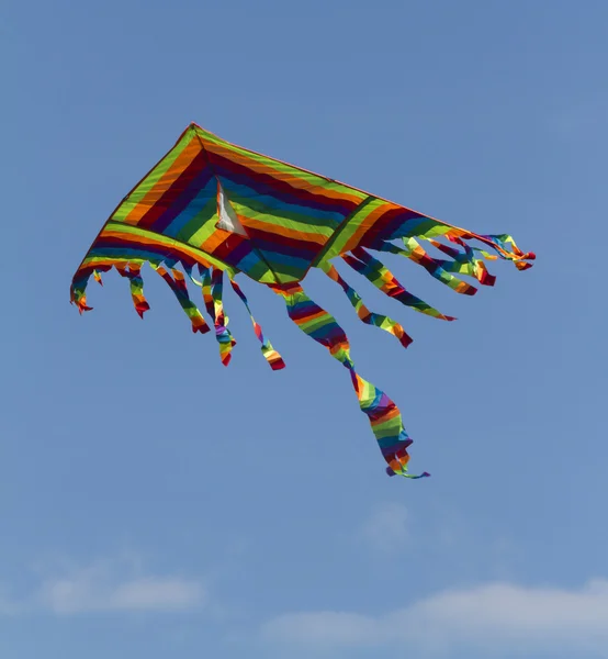 Bunte Drachen fliegen im Gänsemarsch in den Himmel — Stockfoto