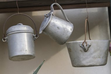 Eski tencere ve tavalar