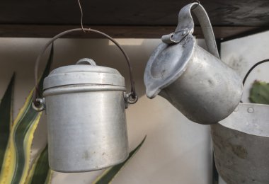 Eski tencere ve tavalar