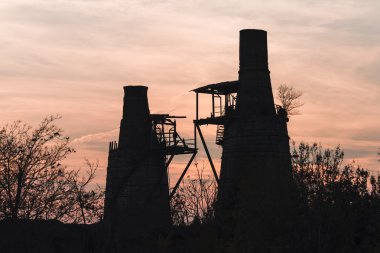 gün batımında eski fırın