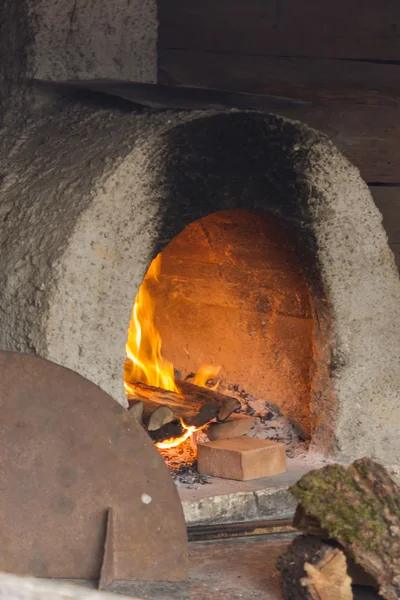 Kandalló a kunyhóban — Stock Fotó