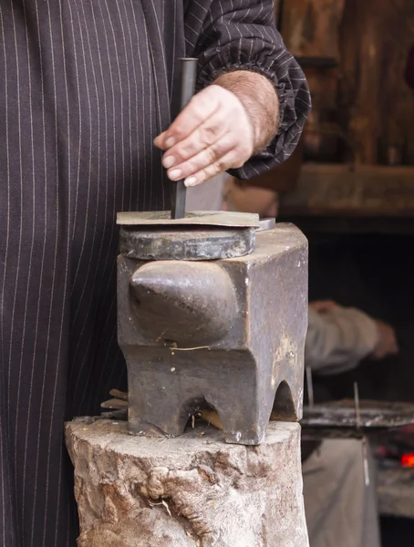 Alter Tischler bei der Arbeit — Stockfoto