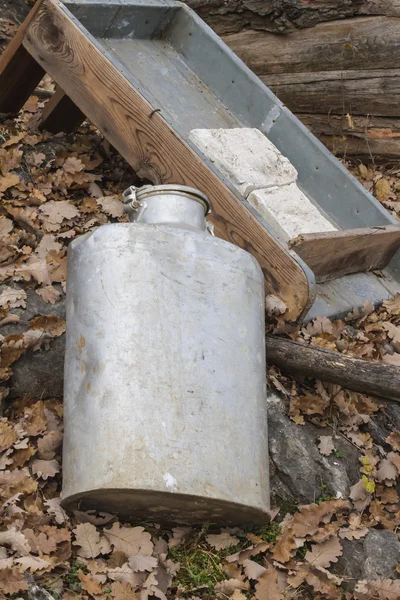 Gamla mjölkbehållare — Stockfoto