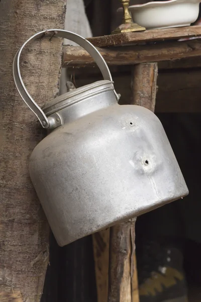 Recipiente de água velha — Fotografia de Stock