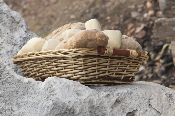 Brot im Korb — Stockfoto