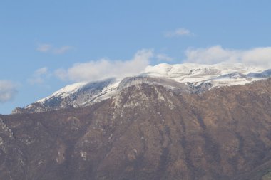 Kışın karlı dağ