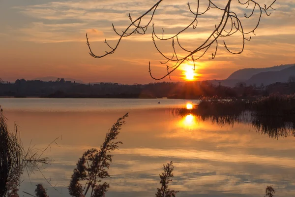 日落时风景秀丽的风景湖 — 图库照片