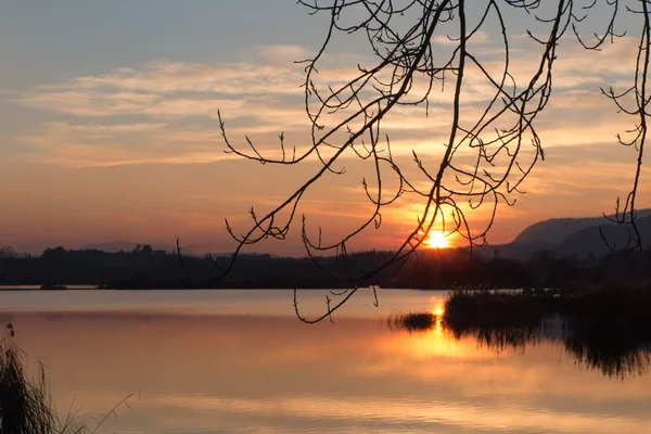 日落景观湖 — 图库照片