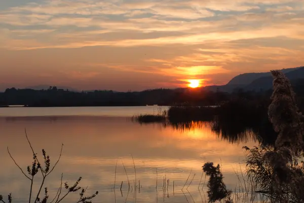 日落景观湖 — 图库照片