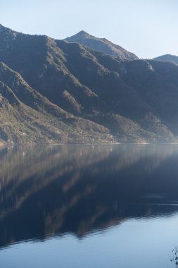 bir doğal peyzaj göl