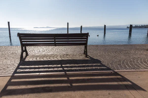 Bench at lake — Stock Photo, Image