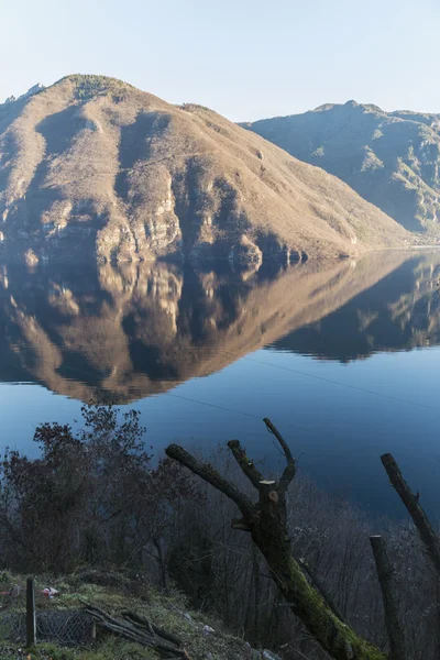 Un lago paesaggistico panoramico — Foto Stock