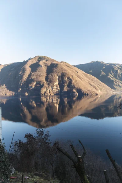 Um lago paisagístico cênico — Fotografia de Stock