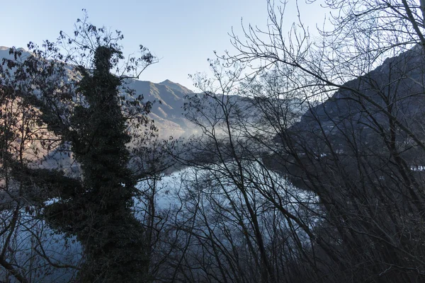 Bir doğal peyzaj göl — Stok fotoğraf