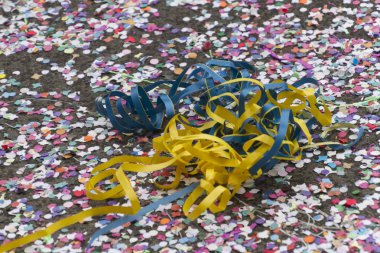 konfeti, flamalar ve yağmur karnavalında