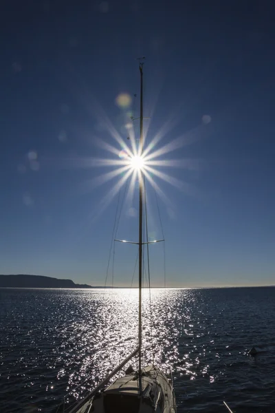 Barca a vela sul lago — Foto Stock