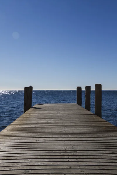 Träbrygga på sjön — Stockfoto