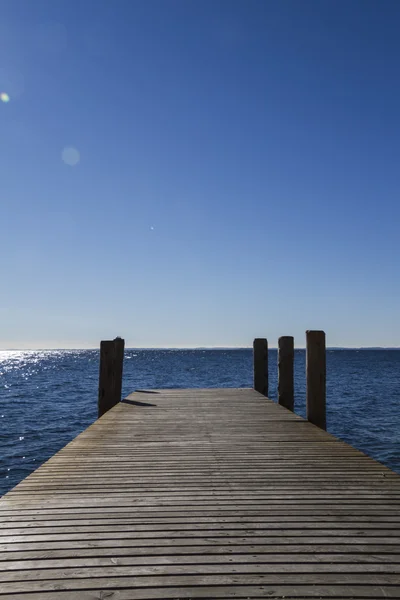 Träbrygga på sjön — Stockfoto