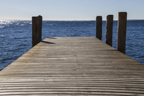 Träbrygga på sjön — Stockfoto