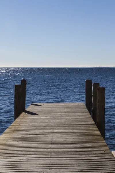 Träbrygga på sjön — Stockfoto